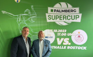 SSC-Geschäftsführer Michael Evers und Uwe Blaumann, Geschäftsführer von PALMBERG (v.l.n.r.), bei der Bekanntgabe des Namensrechts des diesjährigen Supercups. (Foto: SSC Palmberg Schwerin)
